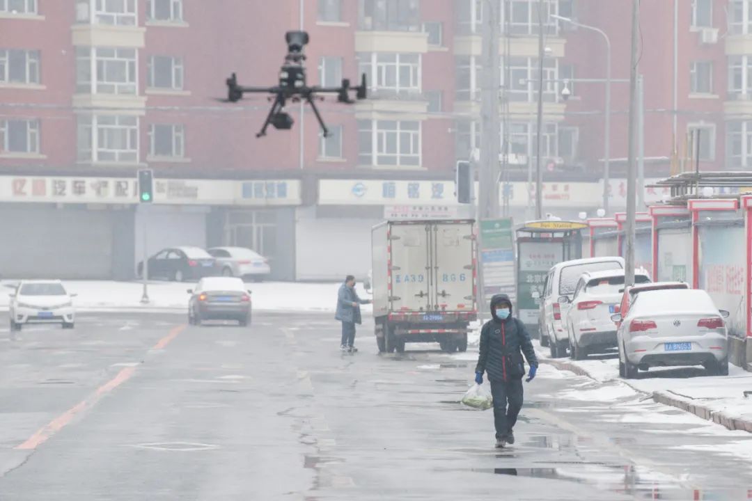 無人機進社區(qū)構(gòu)建“三位一體”堅固疫情防控體系(圖1) 無人機進社區(qū)構(gòu)建“三位一體”堅固疫情防控體系(圖1)