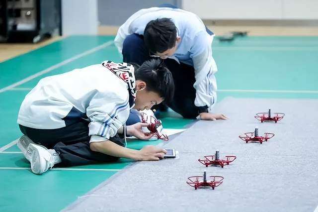 中小學(xué)生假期至 無人機(jī)培訓(xùn)受關(guān)注(圖1) 中小學(xué)生假期至 無人機(jī)培訓(xùn)受關(guān)注(圖1)