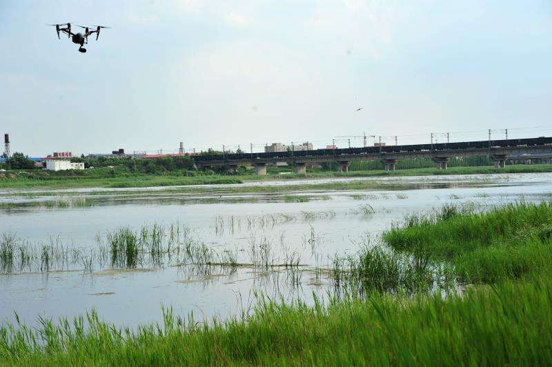 安徽烈山區(qū)利用無人機(jī)擔(dān)任“巡河員” 開展全區(qū)水污染防治(圖1) 安徽烈山區(qū)利用無人機(jī)擔(dān)任“巡河員” 開展全區(qū)水污染防治(圖1)