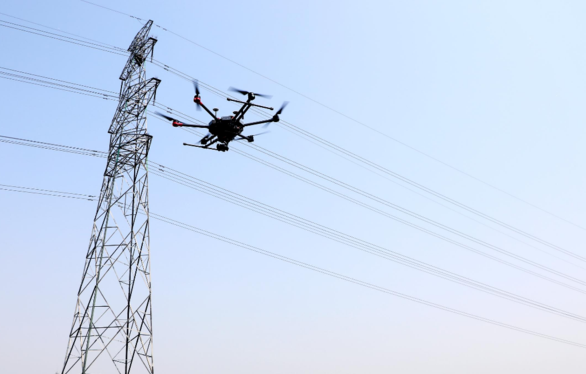 深圳光明供電局用無人機開展架空線路精細化“體檢”(圖1) 深圳光明供電局用無人機開展架空線路精細化“體檢”(圖1)