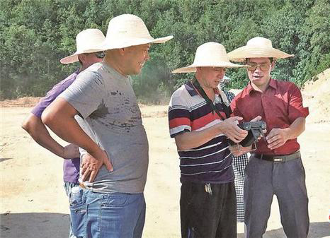 無人機(jī)培訓(xùn)到田頭,農(nóng)民“飛手”上線(圖1) 無人機(jī)培訓(xùn)到田頭,農(nóng)民“飛手”上線(圖1)