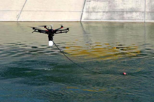 無人機(jī)為神木市河道水流做“體檢”(圖1) 無人機(jī)為神木市河道水流做“體檢”(圖1)